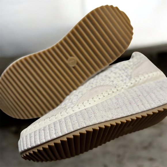 Women’s Memory foam Sneakers NWT. Size 7 - Picture 2 of 9